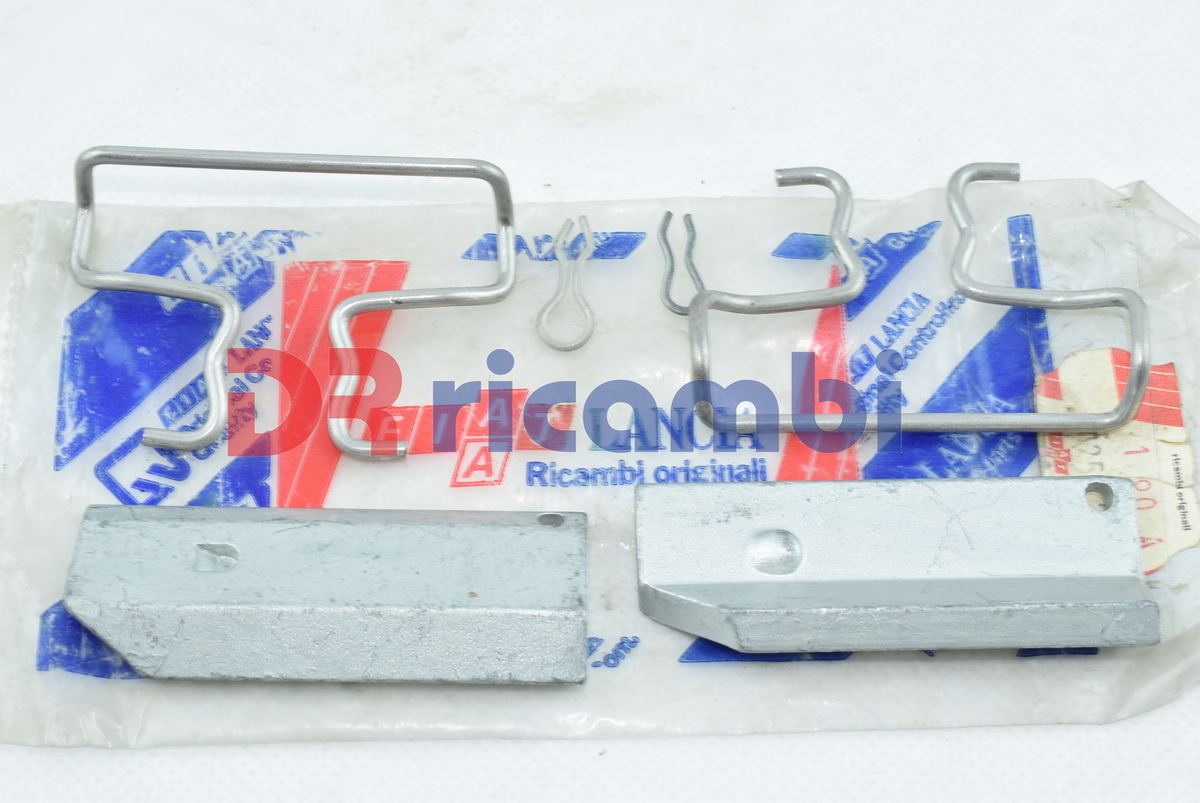 KIT RIPARAZIONE PINZE FRENI ANTERIORI FIAT 131 CROMA ALFA 33  ARNA FIAT 792552