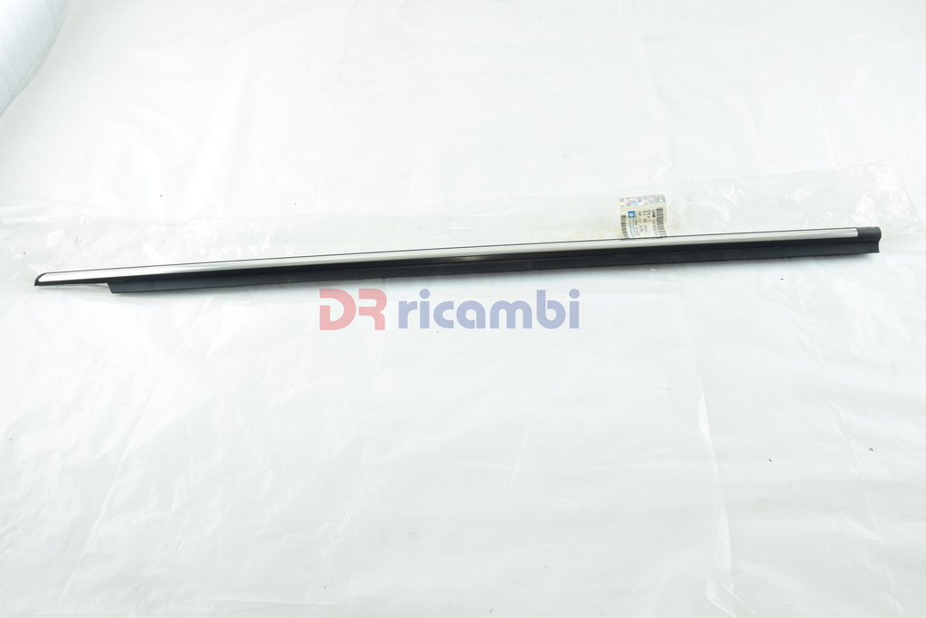 GUARNIZIONE DI TENUTA PROFILATO ESTERNO PORTIERA ANT. SX. OPEL ASTRA H 24469111