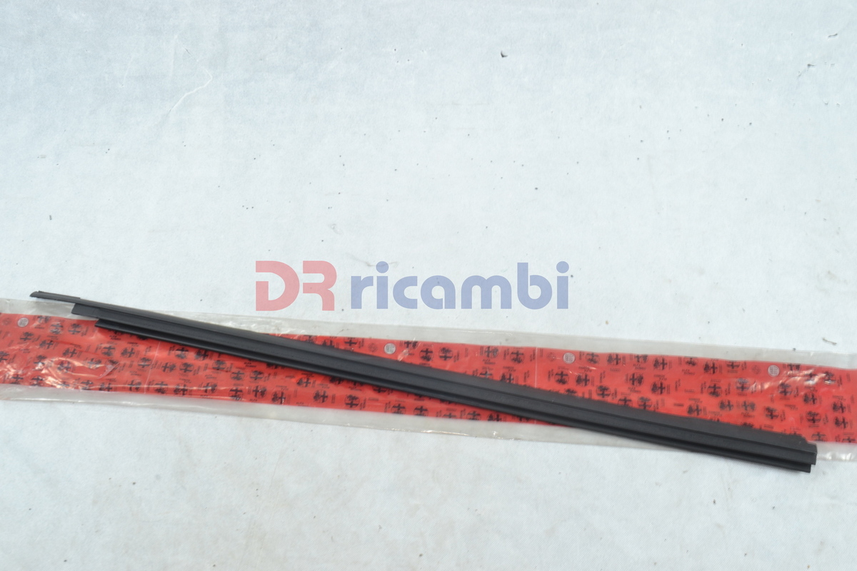 GUARNIZIONE DI TENUTA RASCHIAVETRO PORTA ANT DX ALFA ROMEO ALFA 166 - 91403558