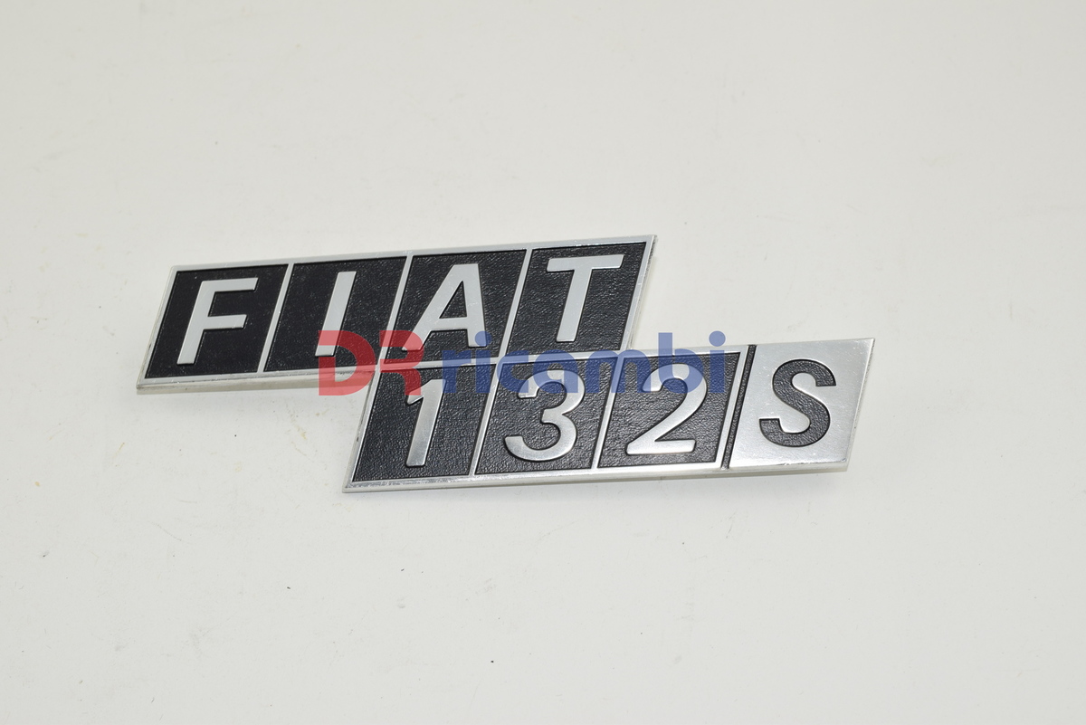 LOGO SIGLA MODELLO FREGIO COFANO POSTERIORE &quot; FIAT 132 S &quot; IN METALLO DR0333