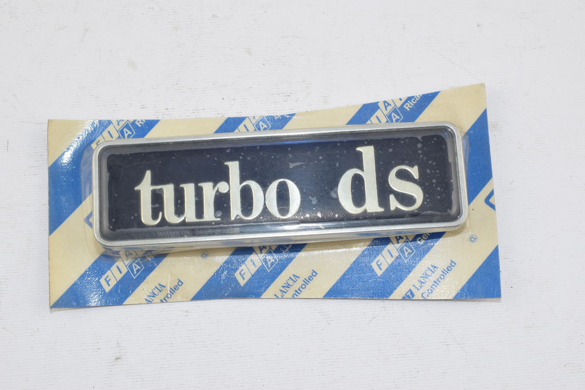 LOGO FREGIO SIGLA &quot; TURBO DS &quot; LANCIA THEMA 2.5 TB/DS LANCIA 82443634