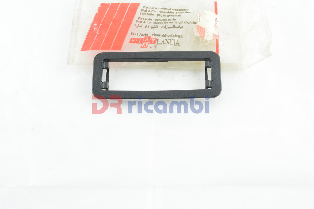 MOSTRINA IN PLASTICA INTERRUTTORE TETTUCCIO APRIBILE FIAT UNO LANCIA Y10 7544438